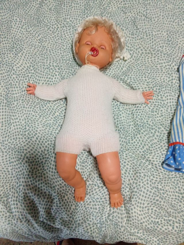 Muñeca antigua de bebé grande.