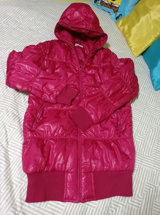 Chaquetón largo rosa con capucha