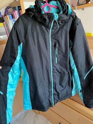 Cazadora de esquí negra y azul