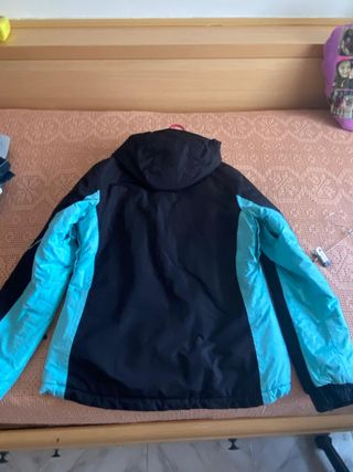 Cazadora de esquí negra y azul