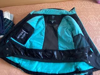 Cazadora de esquí negra y azul