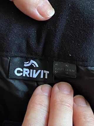 Cazadora de esquí negra y azul