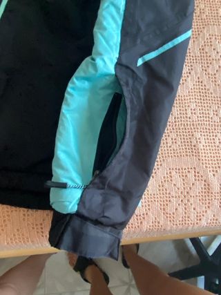 Cazadora de esquí negra y azul