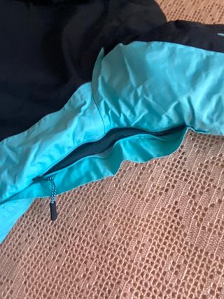 Cazadora de esquí negra y azul