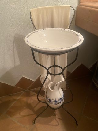 Palanganero de forja con jarrón