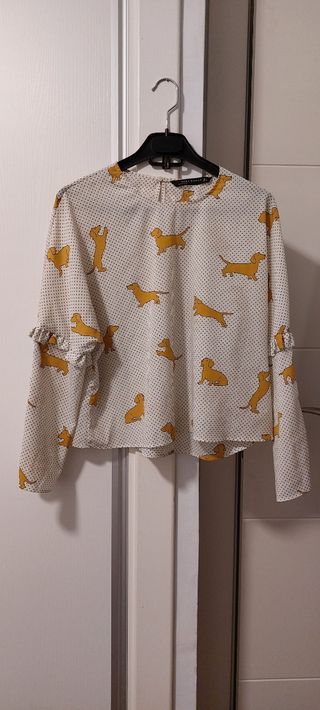 Camisa Zara blanca con estampado de perros