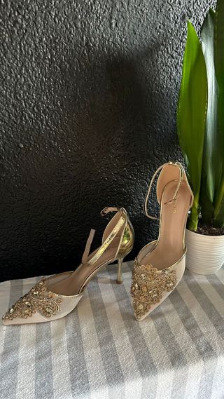 Zapatos de tacón Dana dorados con pedrería