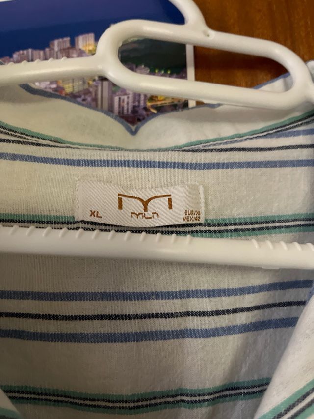 Camisa de rayas blanca y azul