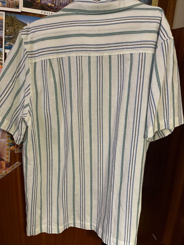 Camisa de rayas blanca y azul