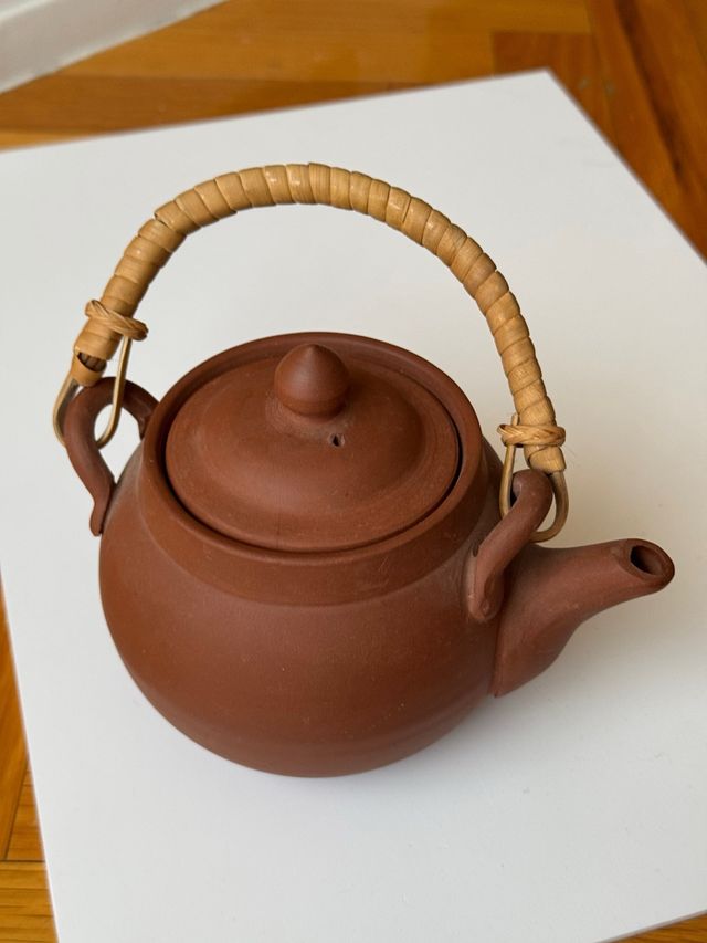 Tetera de barro con asa de mimbre 0,5l nueva