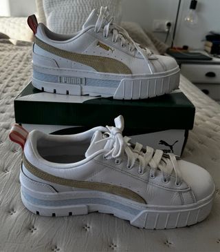 Zapatillas Puma Blancas y Doradas