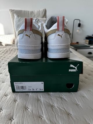 Zapatillas Puma Blancas y Doradas