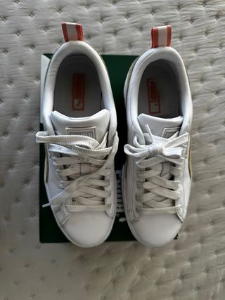 Zapatillas Puma Blancas y Doradas