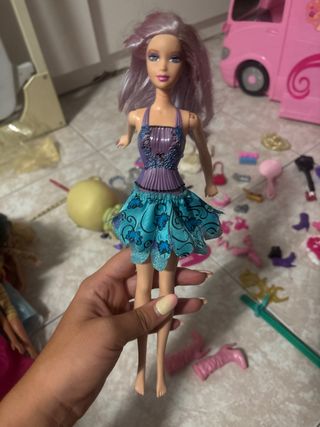 Muñeca Barbie con vestido morado y azul