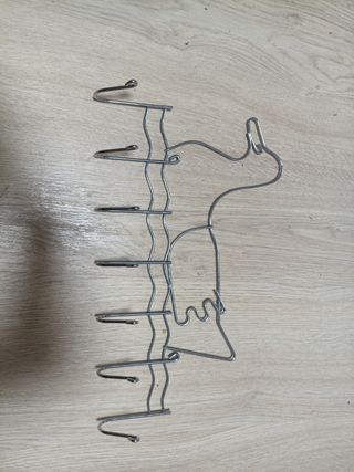 Percha de metal con diseño de llama