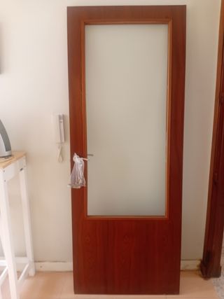 Puerta madera con cristal