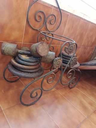 Barra de pesas con discos y mancuernas