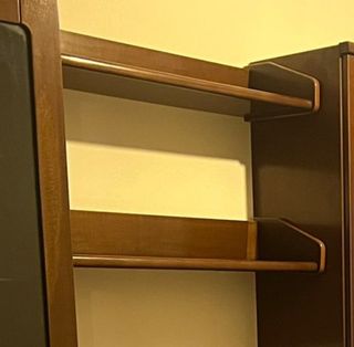 Estantes de madera blancos