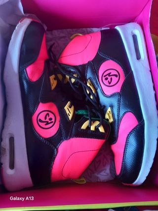Zapatillas Zumba Negras y Rosas
Casi sin uso