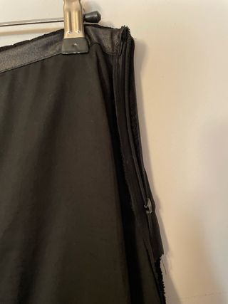 Falda larga negra con detalle de puntilla.