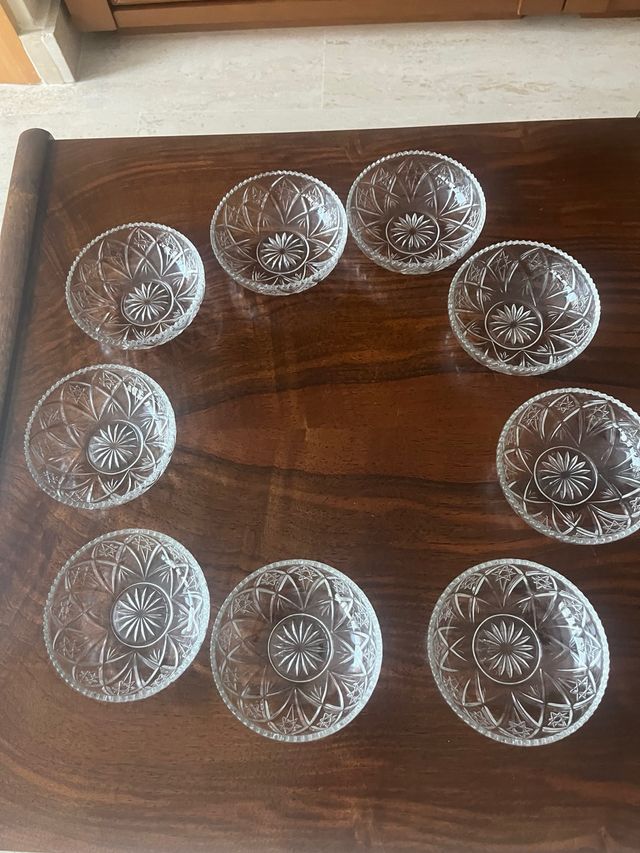 Juego de 9 cuencos de cristal tallado
