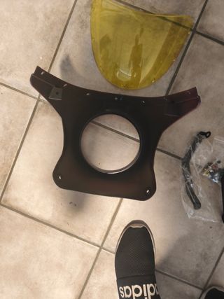 Carenado moto y pantalla amarilla