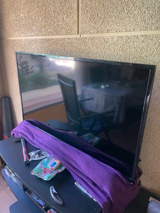Smart TV Samsung QLED 65”y Televisor THOMSON 45”