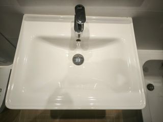 Lavabo blanco con válvula click clack