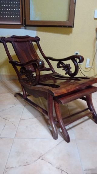 Silla reclinable antigua de madera