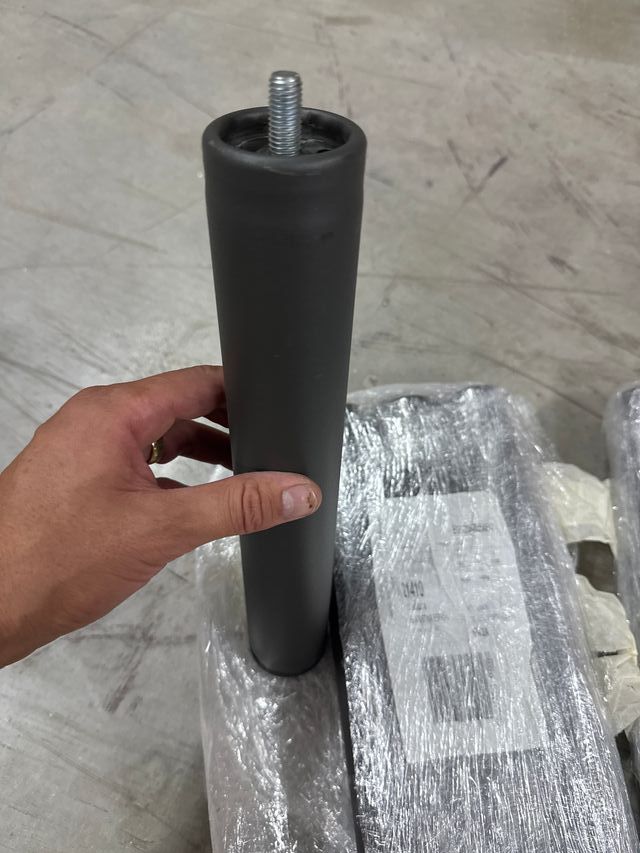 Letto rotondo in metallo grigio a 4 gambe