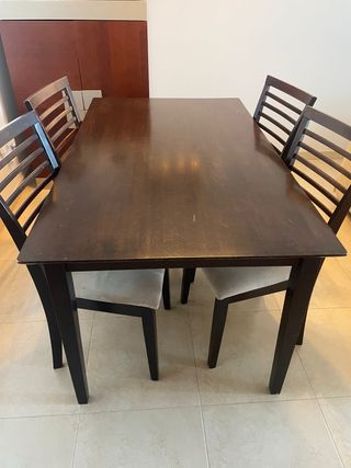 Mesa de comedor y 4 sillas de madera