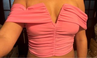 Top en tono rosa chicle escotado