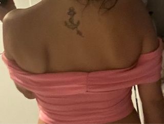 Top en tono rosa chicle escotado