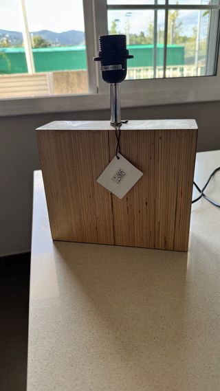 Pie de lámpara de madera