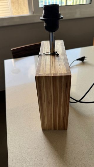 Pie de lámpara de madera
