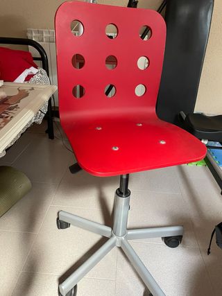 Silla infantil roja para escritorio