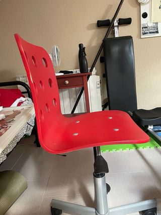 Silla infantil roja para escritorio