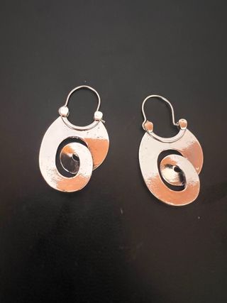 Pendientes plateados con diseño espiral
