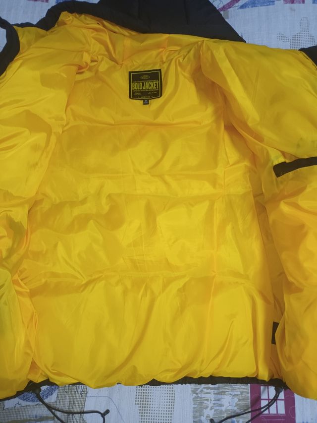 Chaqueta Corteiz Negra y Amarilla