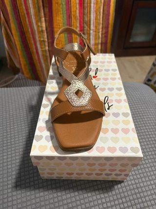 Sandalias Marrones y Doradas