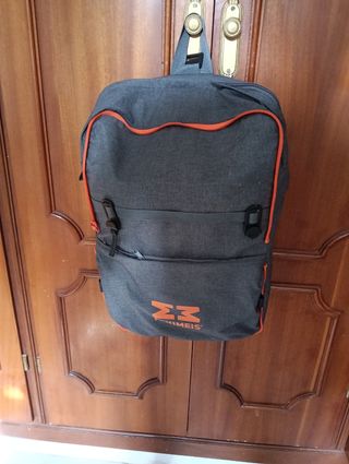 Mochila gris con detalles naranjas