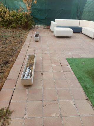 Pareja de jardineras de terracota