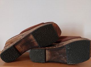 Zapatos de madera artesanales marrones