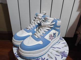 Zapatillas altas azules y blancas