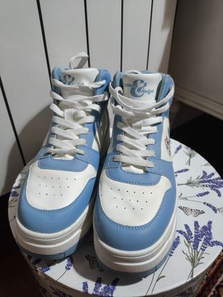Zapatillas altas azules y blancas