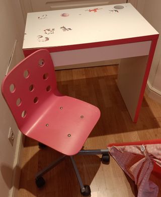 Escritorio infantil en color rosa con silla y tipi