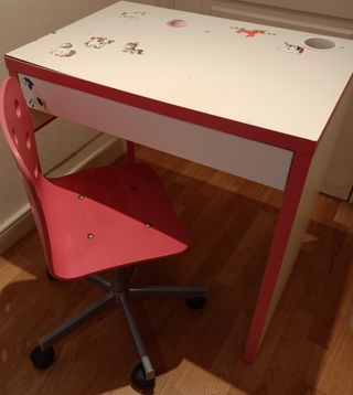 Escritorio infantil en color rosa con silla y tipi