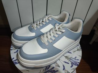 Zapatillas deportivas azules y blancas