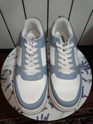 Zapatillas deportivas azules y blancas