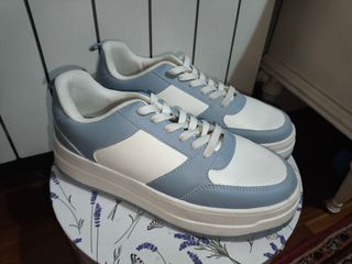 Zapatillas deportivas azules y blancas